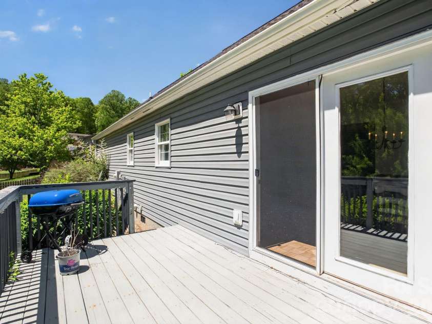 67 Beechwood Drive, Hendersonville, NC 28742.  MLS# CAR4376900, YatesRealty ID 27216. 
