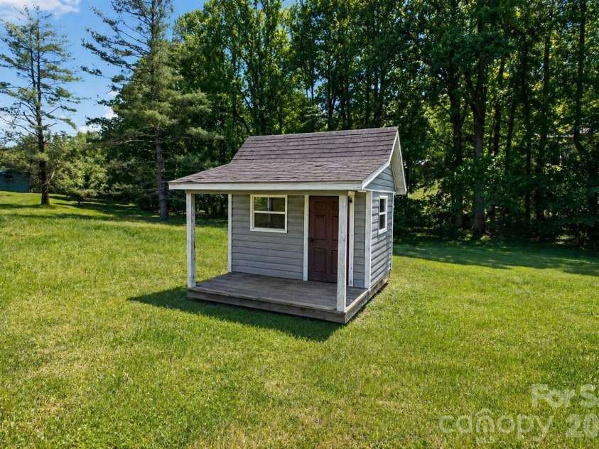 67 Beechwood Drive, Hendersonville, NC 28742.  MLS# CAR4376900, YatesRealty ID 27216. 