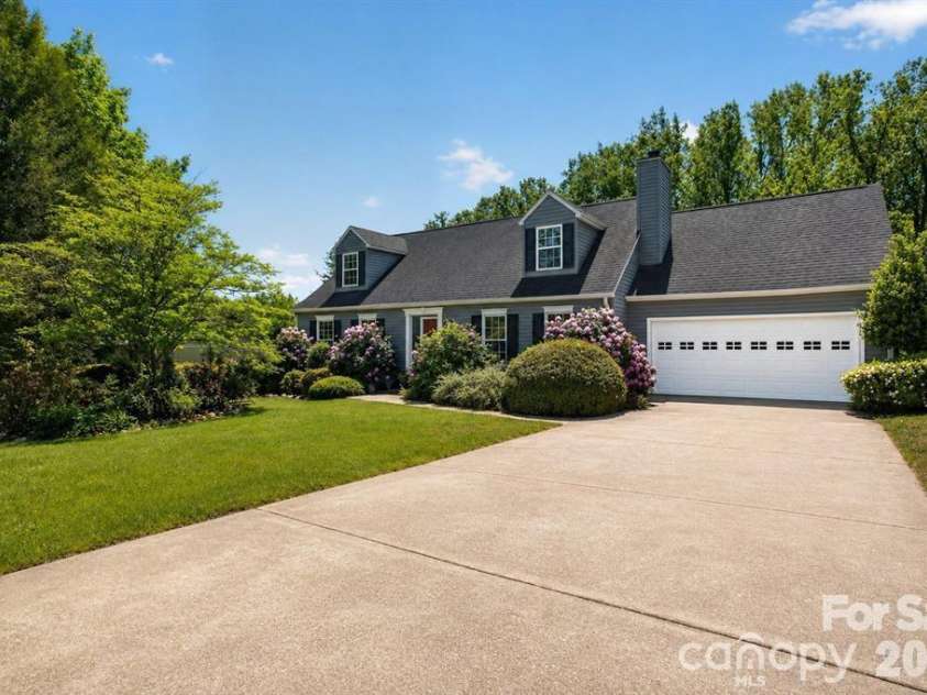 67 Beechwood Drive, Hendersonville, NC 28742.  MLS# CAR4376900, YatesRealty ID 27216. 