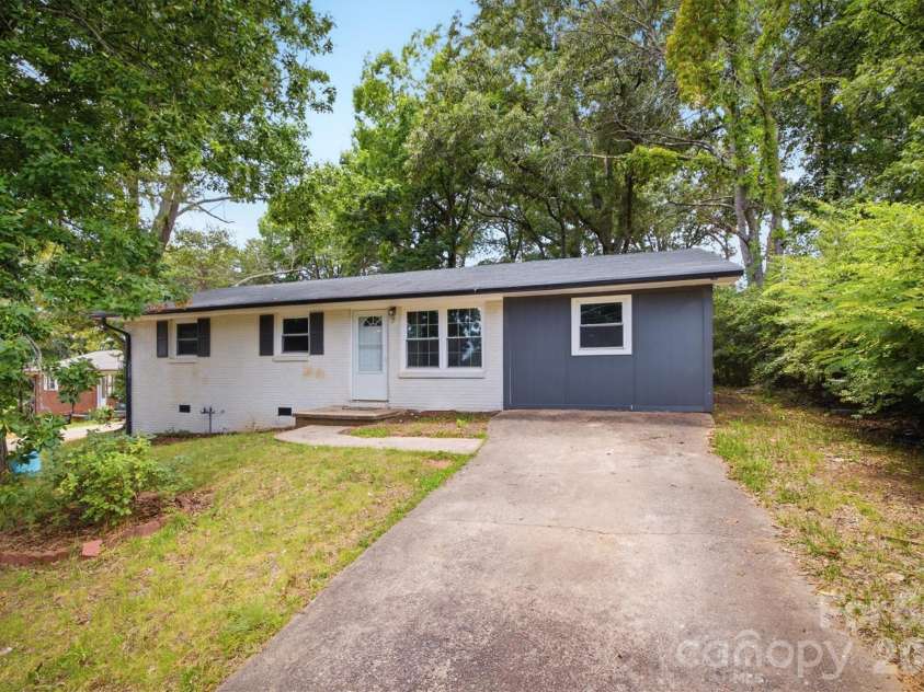 1450 3rd Street, Hickory, NC 28602.  MLS# CAR4383604, YatesRealty ID 27217. 