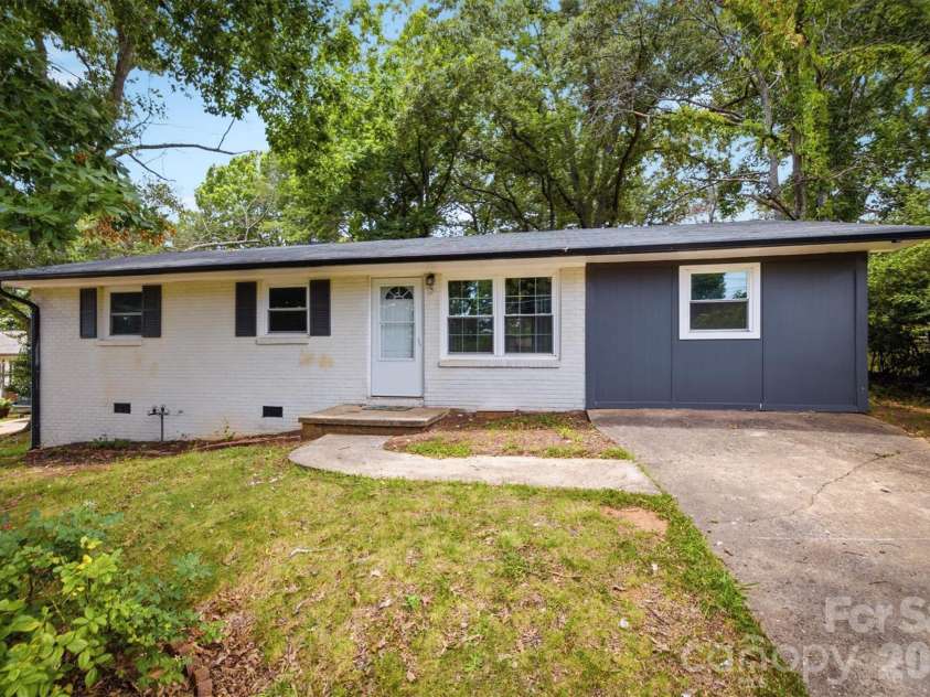 1450 3rd Street, Hickory, NC 28602.  MLS# CAR4383604, YatesRealty ID 27217. 