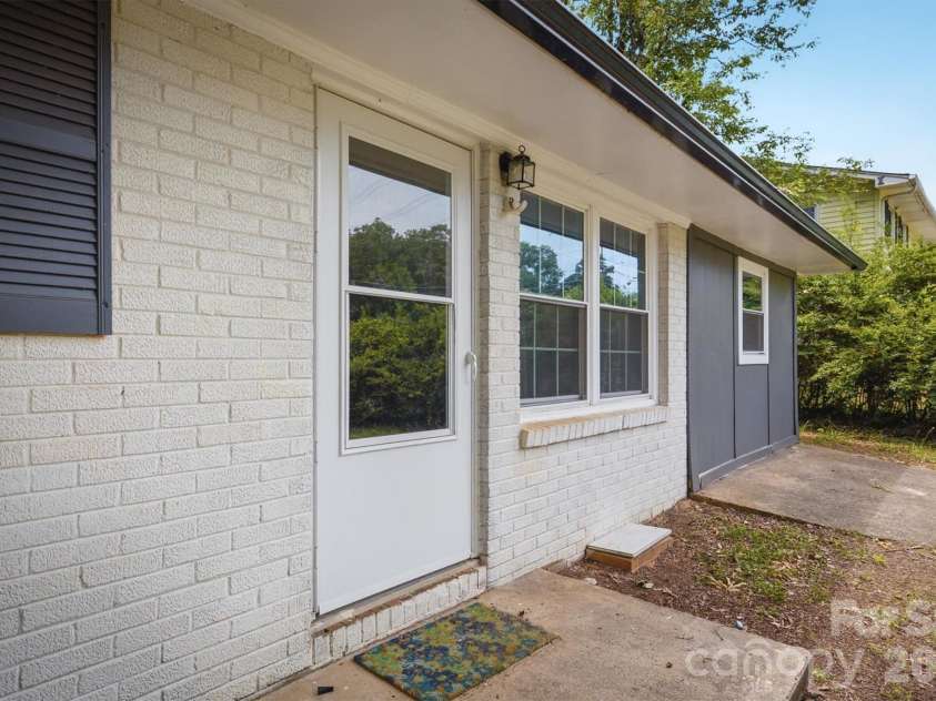 1450 3rd Street, Hickory, NC 28602.  MLS# CAR4383604, YatesRealty ID 27217. 