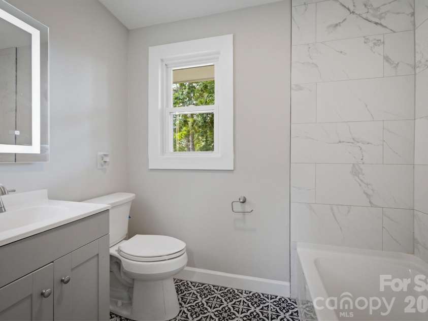 1450 3rd Street, Hickory, NC 28602.  MLS# CAR4383604, YatesRealty ID 27217. 