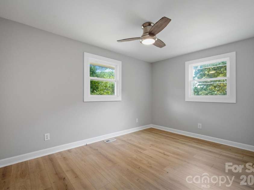 1450 3rd Street, Hickory, NC 28602.  MLS# CAR4383604, YatesRealty ID 27217. 