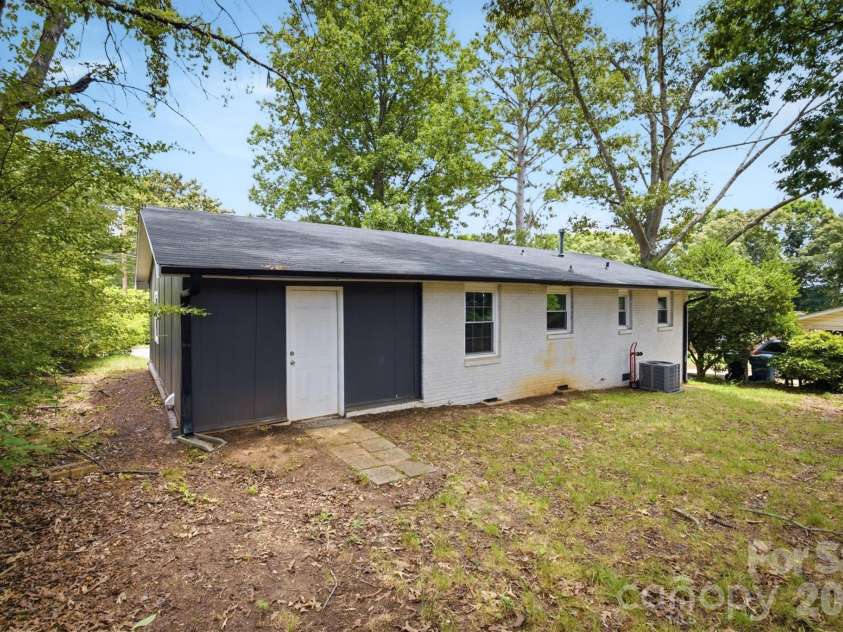 1450 3rd Street, Hickory, NC 28602.  MLS# CAR4383604, YatesRealty ID 27217. 