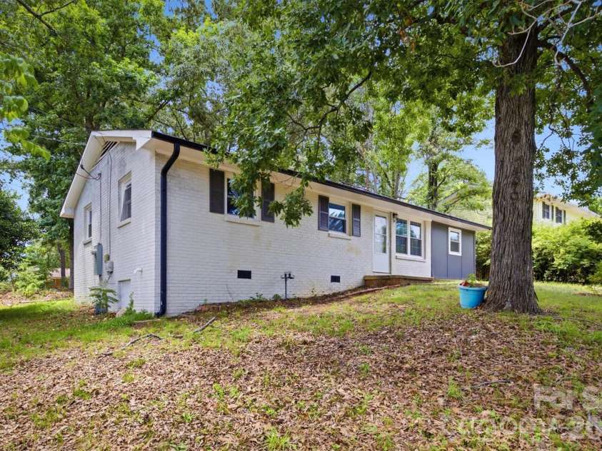 1450 3rd Street, Hickory, NC 28602.  MLS# CAR4383604, YatesRealty ID 27217. 