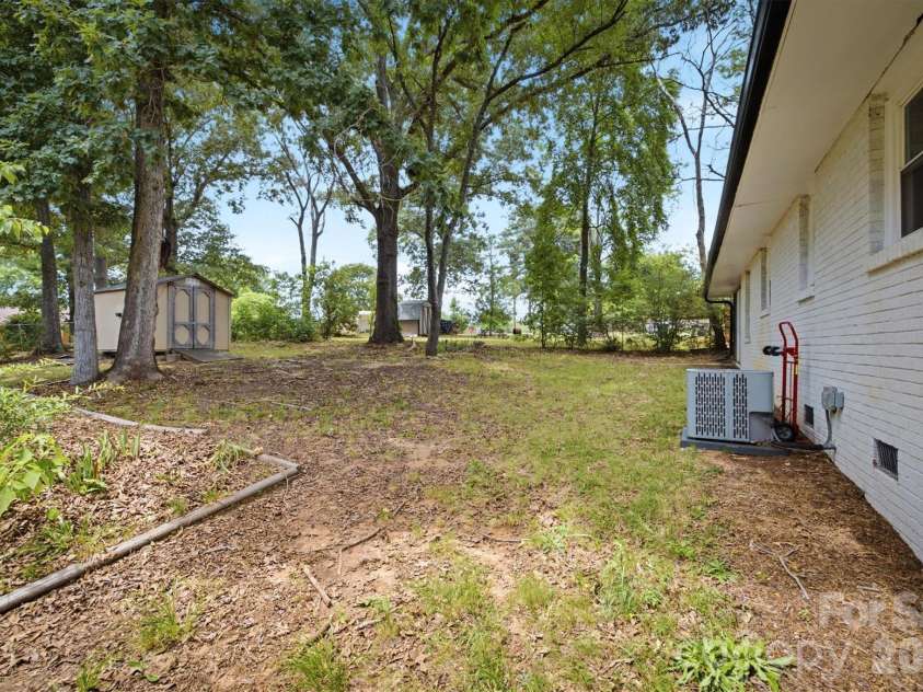 1450 3rd Street, Hickory, NC 28602.  MLS# CAR4383604, YatesRealty ID 27217. 