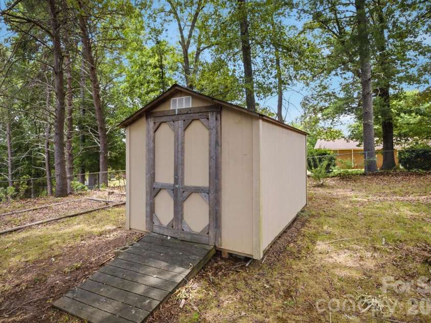 1450 3rd Street, Hickory, NC 28602.  MLS# CAR4383604, YatesRealty ID 27217. 