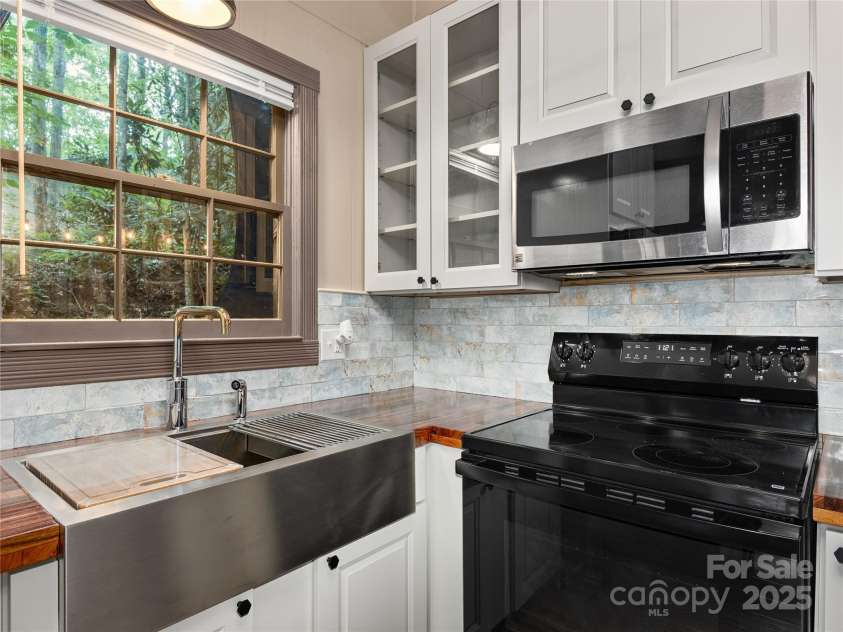 31 Poplar Lane, Maggie Valley, NC 28751.  MLS# CAR4329101, YatesRealty ID 27217. 