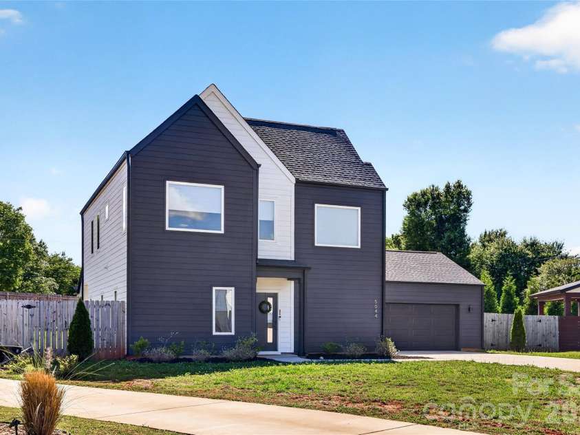 5044 Double Lakes Drive, Charlotte, NC 28212.  MLS# CAR4381424, YatesRealty ID 27220. 