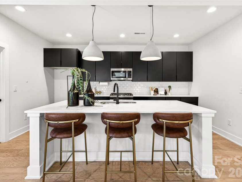 5044 Double Lakes Drive, Charlotte, NC 28212.  MLS# CAR4381424, YatesRealty ID 27220. Fabulous center island with breakfast bar.