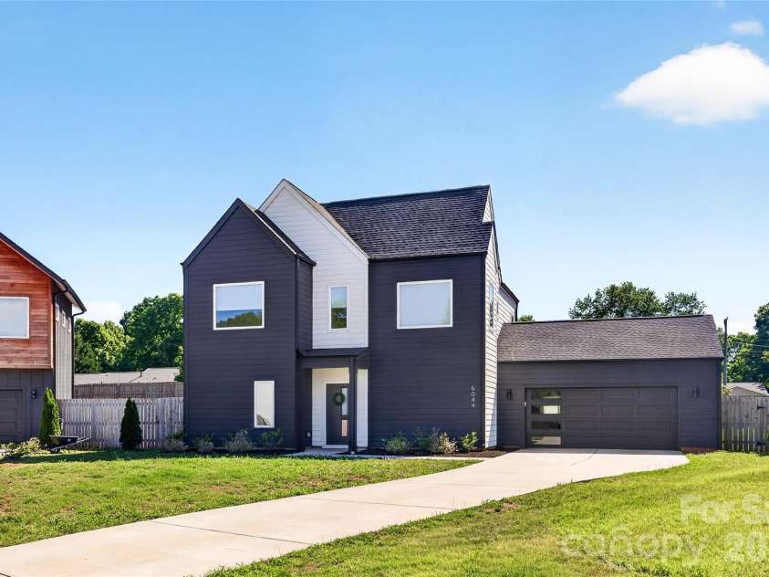5044 Double Lakes Drive, Charlotte, NC 28212.  MLS# CAR4381424, YatesRealty ID 27220. Welcome home to 5044 Double Lakes Drive!