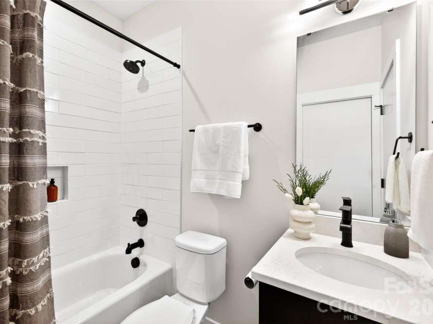 5044 Double Lakes Drive, Charlotte, NC 28212.  MLS# CAR4419619, YatesRealty ID 27220. Main level full bath.
