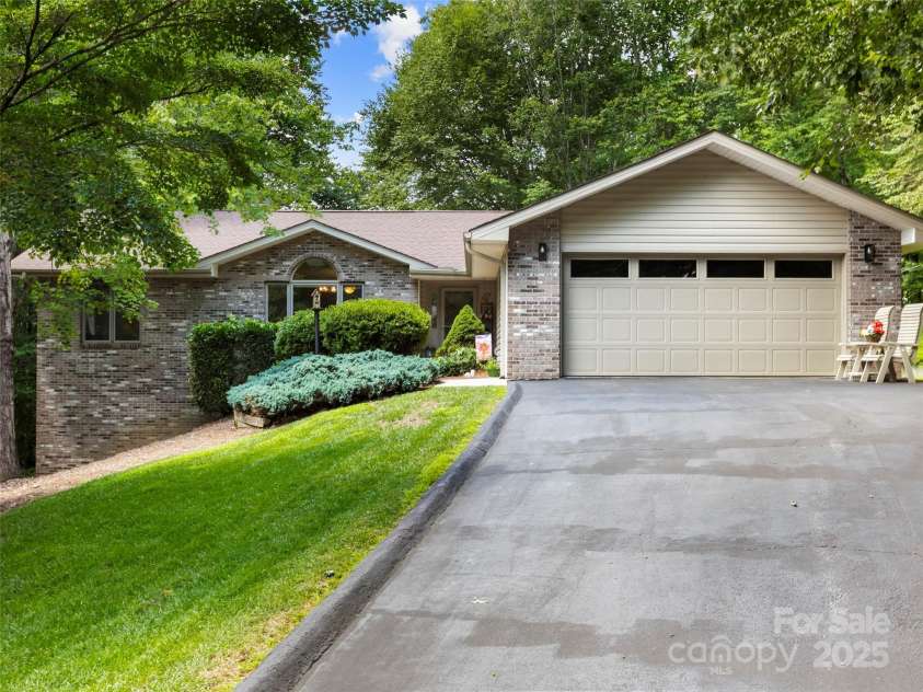 1820 Riverview Court, Hendersonville, NC 28739.  MLS# CAR4283743, YatesRealty ID 27222. 