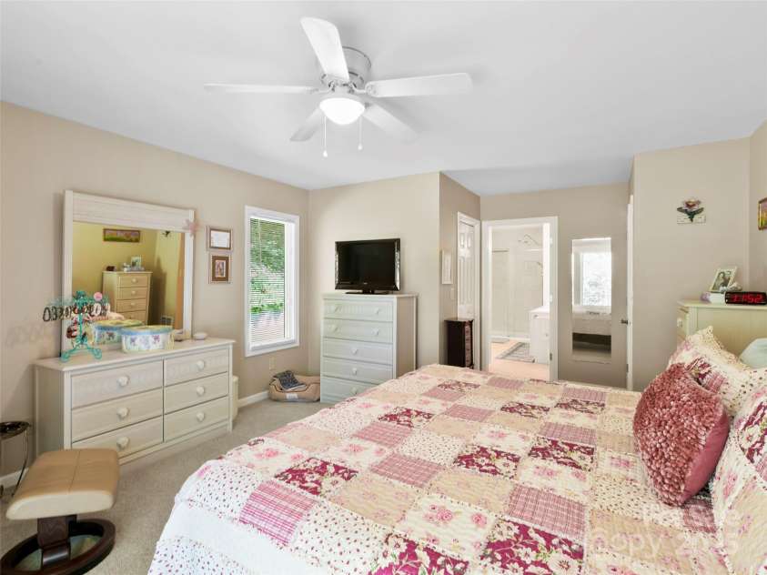 1820 Riverview Court, Hendersonville, NC 28739.  MLS# CAR4283743, YatesRealty ID 27222. 