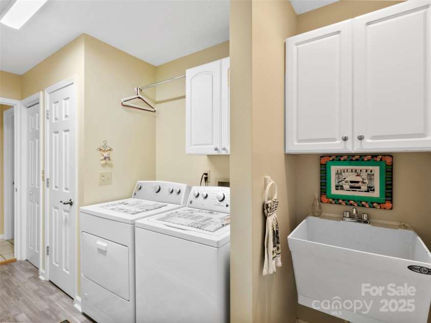 1820 Riverview Court, Hendersonville, NC 28739.  MLS# CAR4283743, YatesRealty ID 27222. 