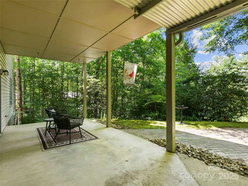 1820 Riverview Court, Hendersonville, NC 28739.  MLS# CAR4283743, YatesRealty ID 27222. 