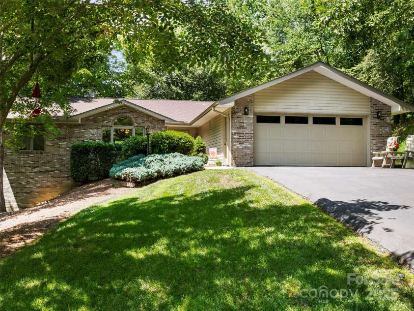 1820 Riverview Court, Hendersonville, NC 28739.  MLS# CAR4283743, YatesRealty ID 27222. 