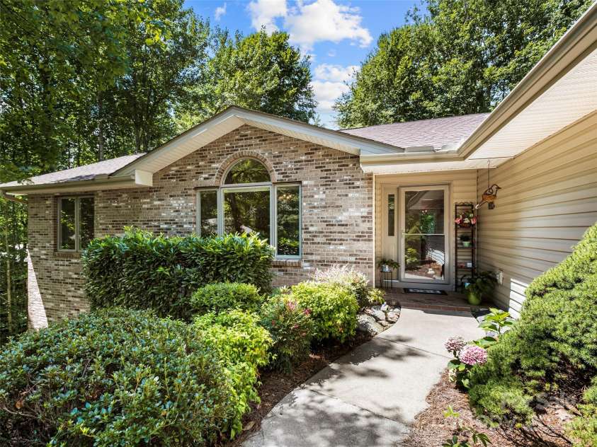 1820 Riverview Court, Hendersonville, NC 28739.  MLS# CAR4283743, YatesRealty ID 27222. 