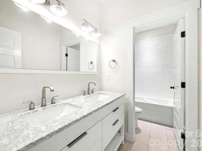 824 16th Street, Charlotte, NC 28205.  MLS# CAR4374730, YatesRealty ID 27222. 