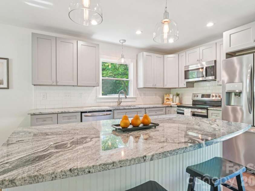 3000 Dunlavin Way, Charlotte, NC 28205.  MLS# CAR4341490, YatesRealty ID 27232. 