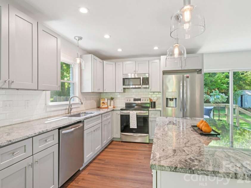 3000 Dunlavin Way, Charlotte, NC 28205.  MLS# CAR4341490, YatesRealty ID 27232. 