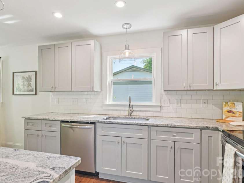 3000 Dunlavin Way, Charlotte, NC 28205.  MLS# CAR4341490, YatesRealty ID 27232. 