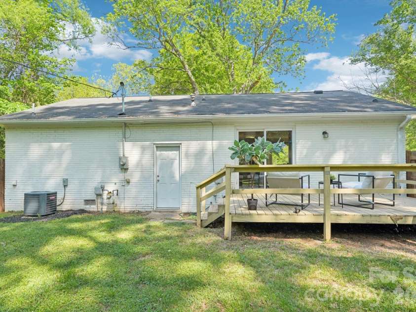 3000 Dunlavin Way, Charlotte, NC 28205.  MLS# CAR4341490, YatesRealty ID 27232. 