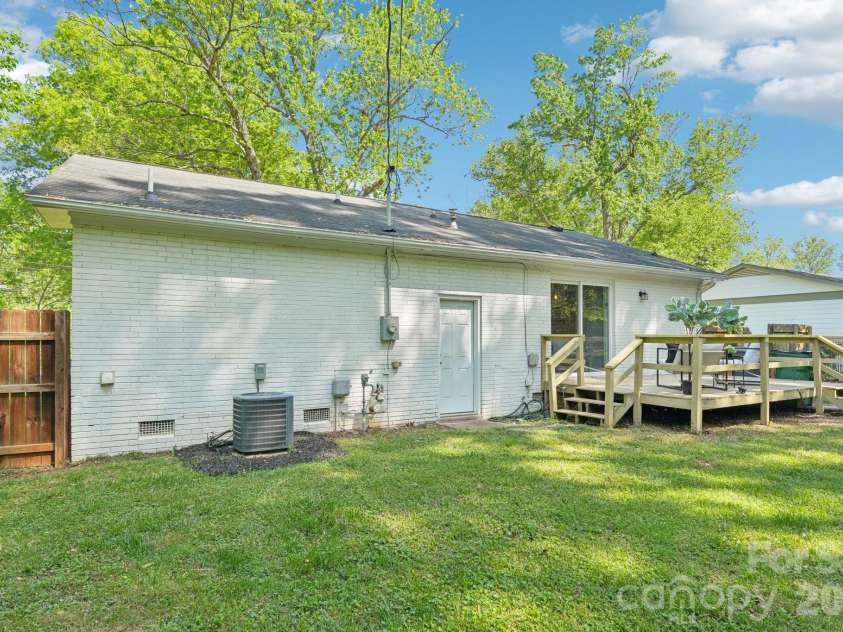 3000 Dunlavin Way, Charlotte, NC 28205.  MLS# CAR4341490, YatesRealty ID 27232. 