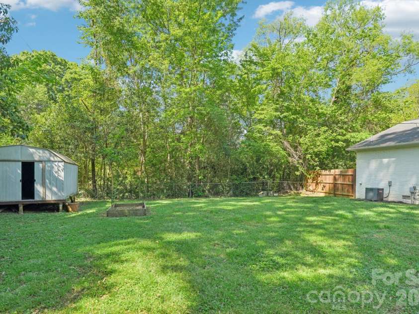3000 Dunlavin Way, Charlotte, NC 28205.  MLS# CAR4341490, YatesRealty ID 27232. 