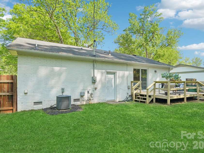 3000 Dunlavin Way, Charlotte, NC 28205.  MLS# CAR4341490, YatesRealty ID 27232. 