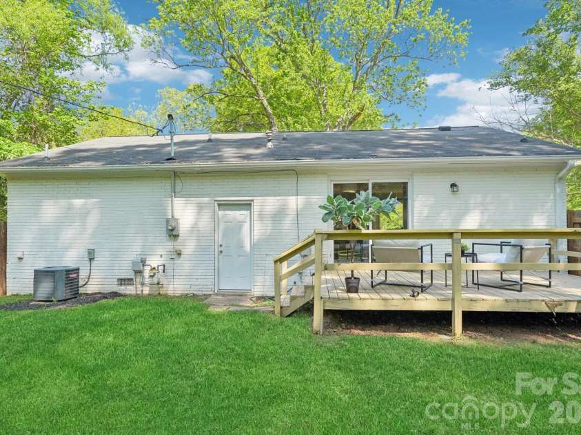 3000 Dunlavin Way, Charlotte, NC 28205.  MLS# CAR4341490, YatesRealty ID 27232. 