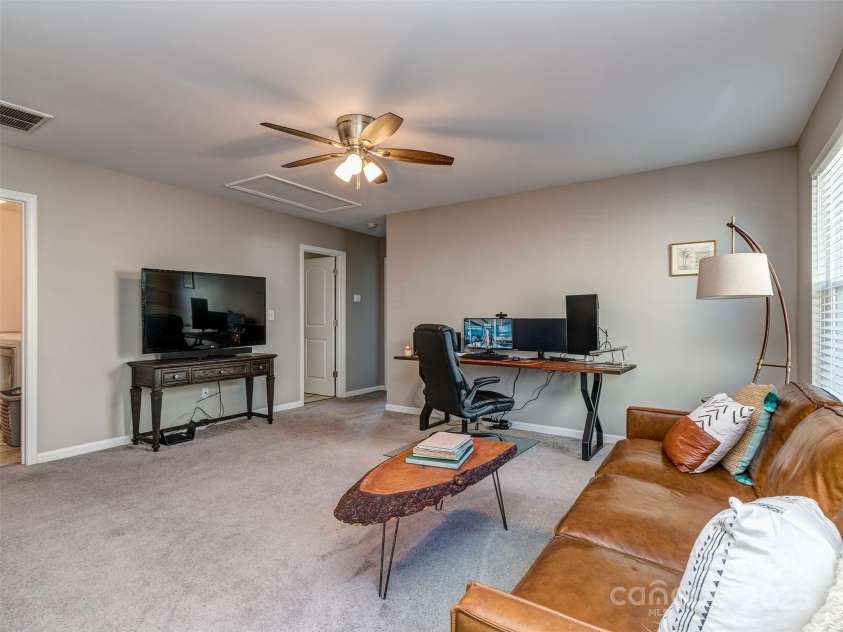 975 Bunker Trace, Rock Hill, SC 29730.  MLS# CAR4322751, YatesRealty ID 27232. Large open loft / bonus room with blinds