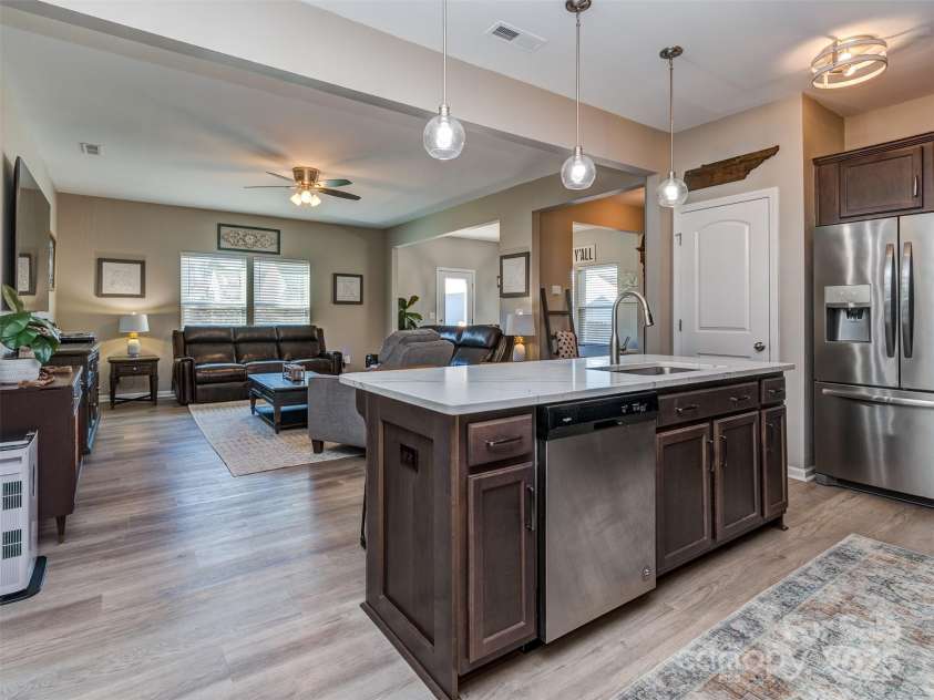 975 Bunker Trace, Rock Hill, SC 29730.  MLS# CAR4322751, YatesRealty ID 27232. The gourmet kitchen features quartz island, pendant lighting, staggered cabinets with crown molding, subway tile backsplash, stainless appliances, and pantry!
