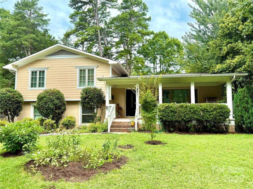 3831 Winterfield Place, Charlotte, NC 28205.  MLS# CAR4281798, YatesRealty ID 27233. 