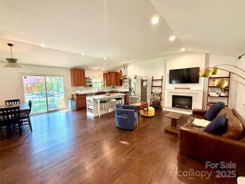 3831 Winterfield Place, Charlotte, NC 28205.  MLS# CAR4281798, YatesRealty ID 27233. 