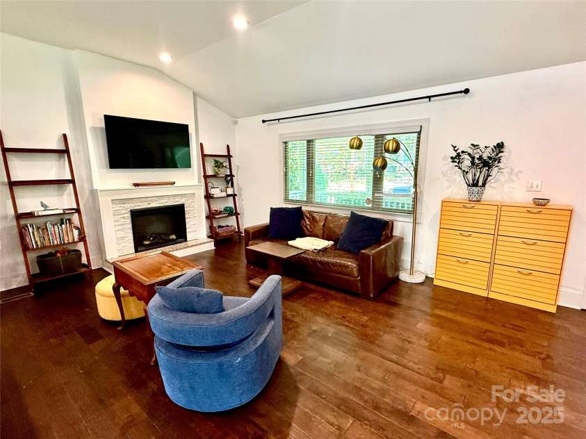 3831 Winterfield Place, Charlotte, NC 28205.  MLS# CAR4281798, YatesRealty ID 27233. 