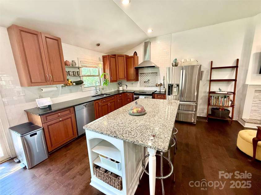 3831 Winterfield Place, Charlotte, NC 28205.  MLS# CAR4281798, YatesRealty ID 27233. 