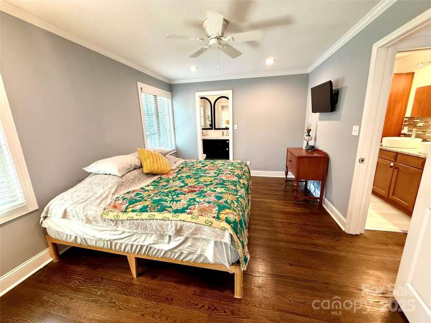 3831 Winterfield Place, Charlotte, NC 28205.  MLS# CAR4281798, YatesRealty ID 27233. 