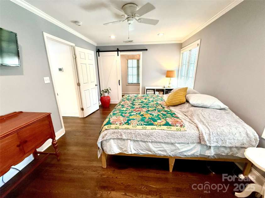 3831 Winterfield Place, Charlotte, NC 28205.  MLS# CAR4281798, YatesRealty ID 27233. 