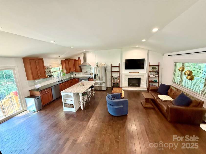 3831 Winterfield Place, Charlotte, NC 28205.  MLS# CAR4281798, YatesRealty ID 27233. 