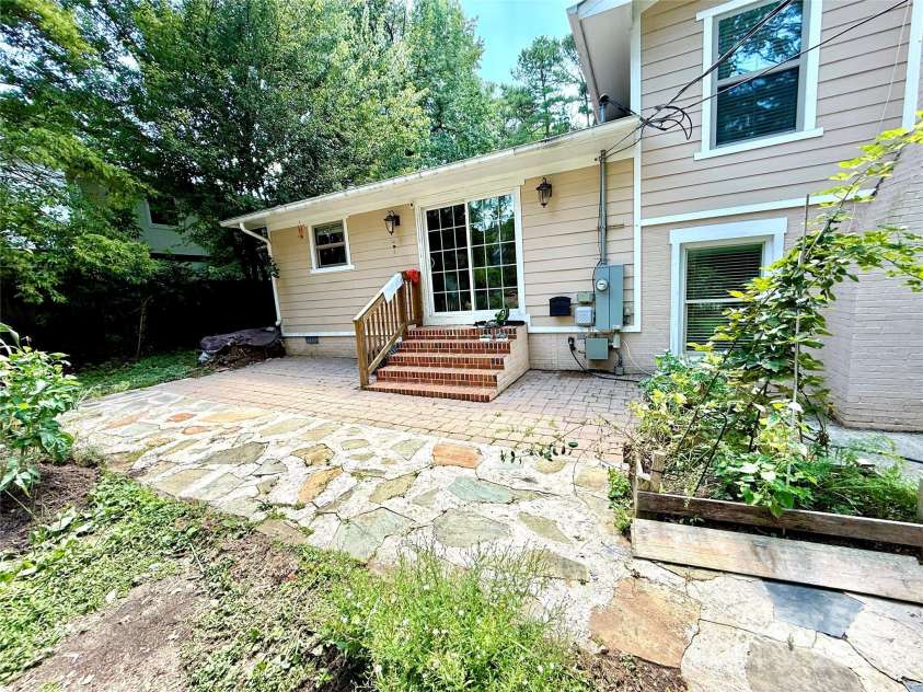 3831 Winterfield Place, Charlotte, NC 28205.  MLS# CAR4281798, YatesRealty ID 27233. 