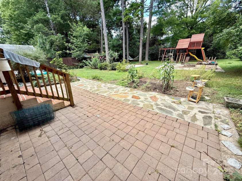 3831 Winterfield Place, Charlotte, NC 28205.  MLS# CAR4281798, YatesRealty ID 27233. 