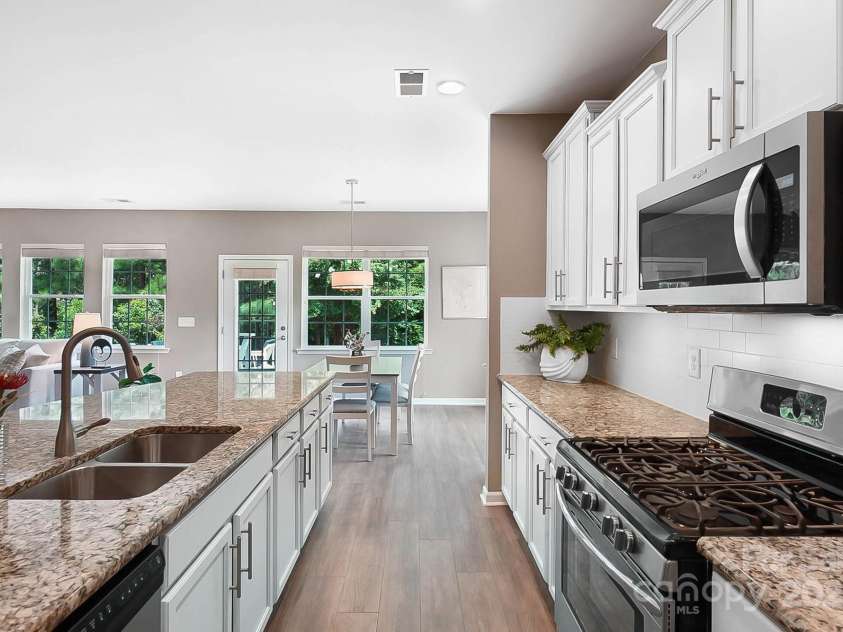 4106 Perth Road, Fort Mill, SC 29707.  MLS# CAR4280800, YatesRealty ID 27234. Gas stove