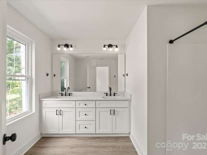 4541 Kings Court, Hickory, NC 28602.  MLS# CAR4259775, YatesRealty ID 27238. En Suite In Primary w/ Double Vanity