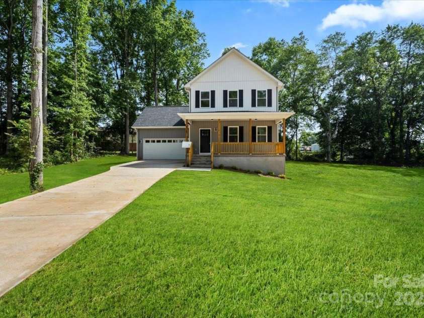 4541 Kings Court, Hickory, NC 28602.  MLS# CAR4259775, YatesRealty ID 27238. Large Side Yard