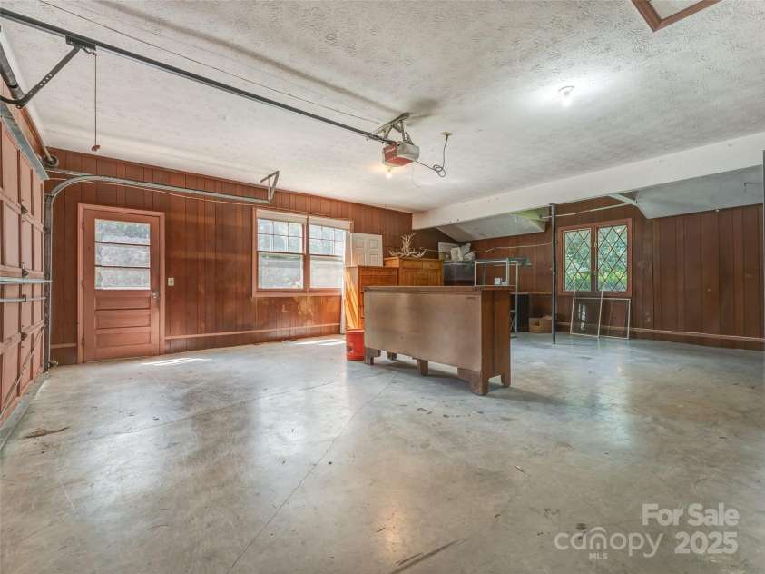 165 Crestview Drive, Hendersonville, NC 28791.  MLS# CAR4279718, YatesRealty ID 27239. 2 Car Garage