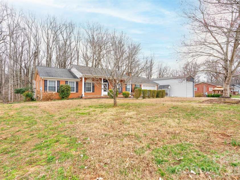 1516 Marlwood Drive, Shelby, NC 28150.  MLS# CAR4347021, YatesRealty ID 2724. Front & Left Side