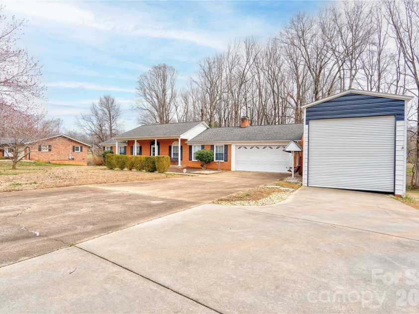 1516 Marlwood Drive, Shelby, NC 28150.  MLS# CAR4347021, YatesRealty ID 2724. Front & Right Side