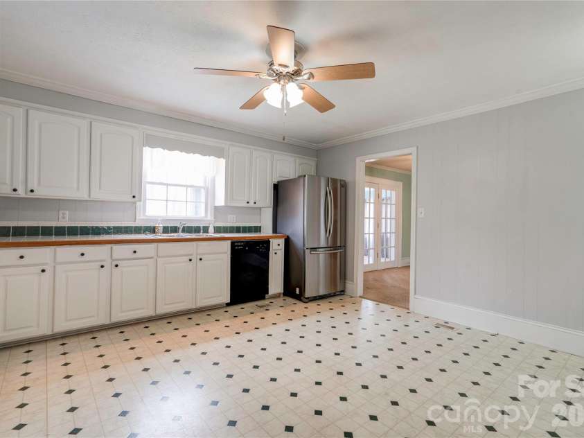 1516 Marlwood Drive, Shelby, NC 28150.  MLS# CAR4347021, YatesRealty ID 2724. Kitchen is spacious.